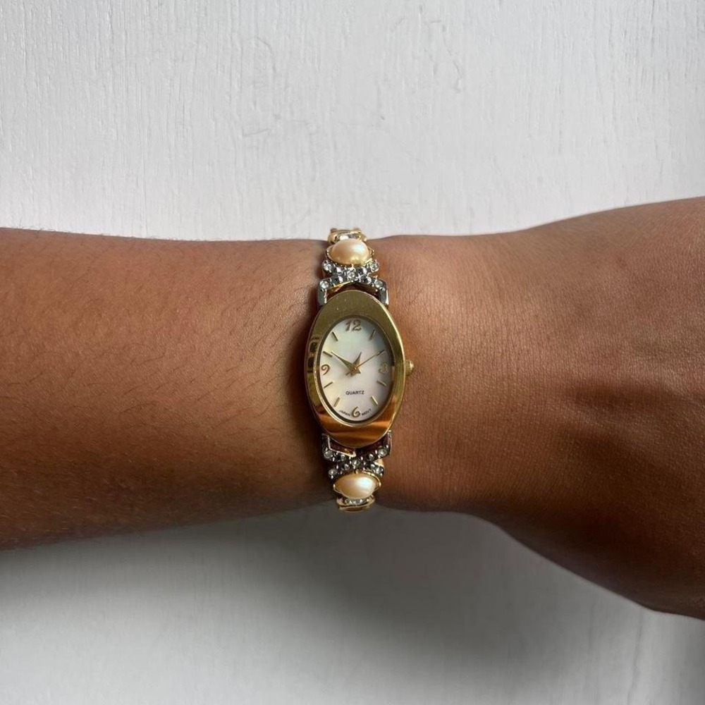 GOLD TONE FAUX PEARL STRETCH BAND WATCH‎